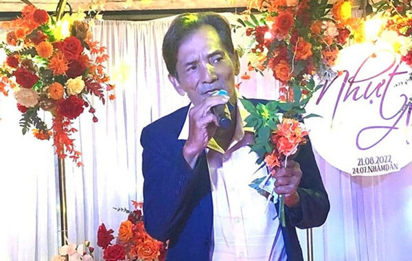 thuong-tin-buc-xuc-vi-bi-nu-mc-giat-bong-hoa-gan-tien-truoc-mat-khan-gia-982