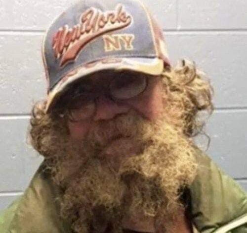 When the elderly homeless man went to the police station to ask to take a shower, the police officers gave him a total makeover!