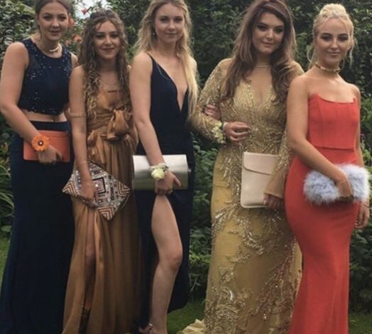 Five girls pose for prom photo – later it causes a frenzy online due to little hidden detail